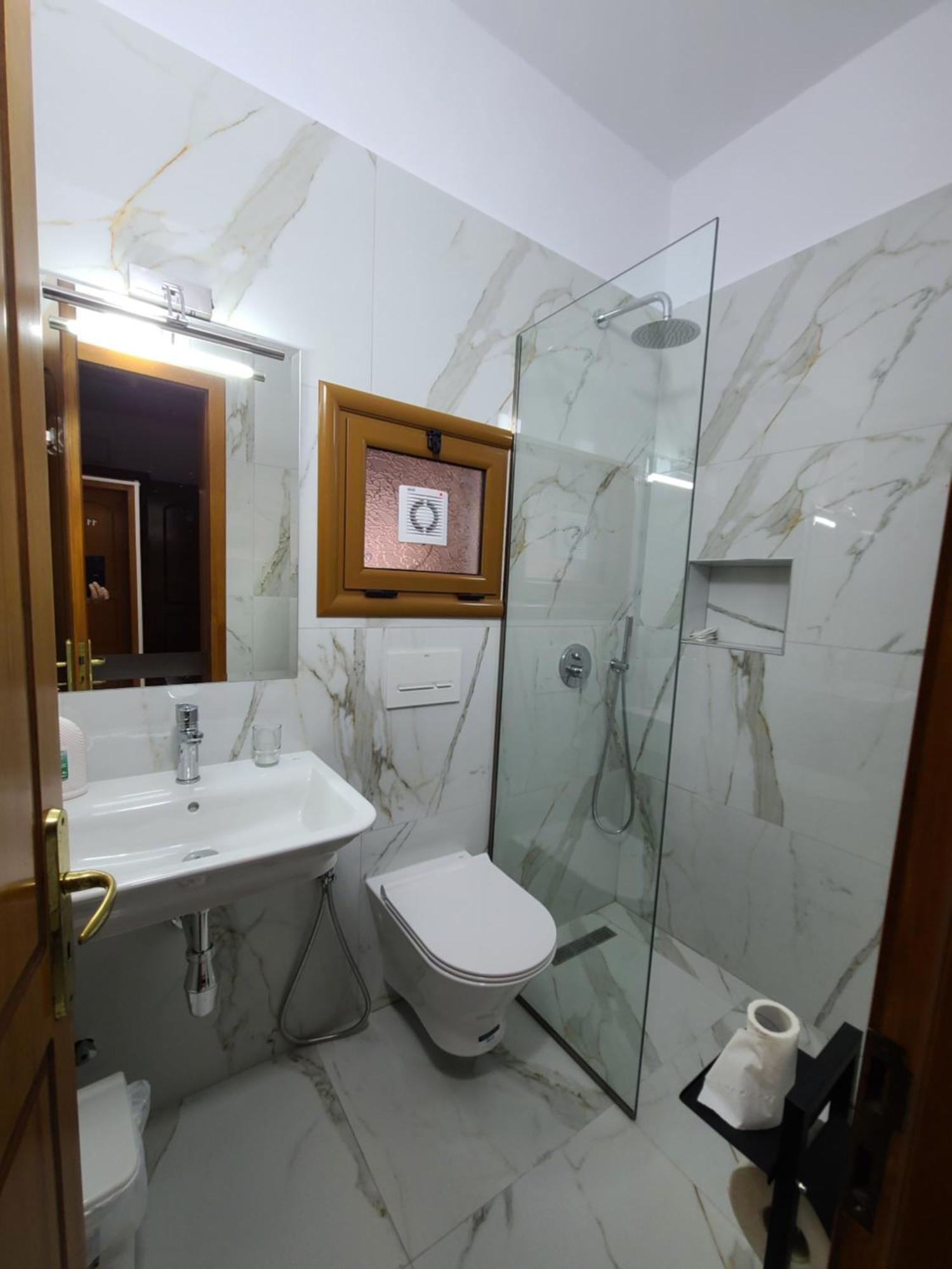 Vlorë Hotel Martini מראה חיצוני תמונה